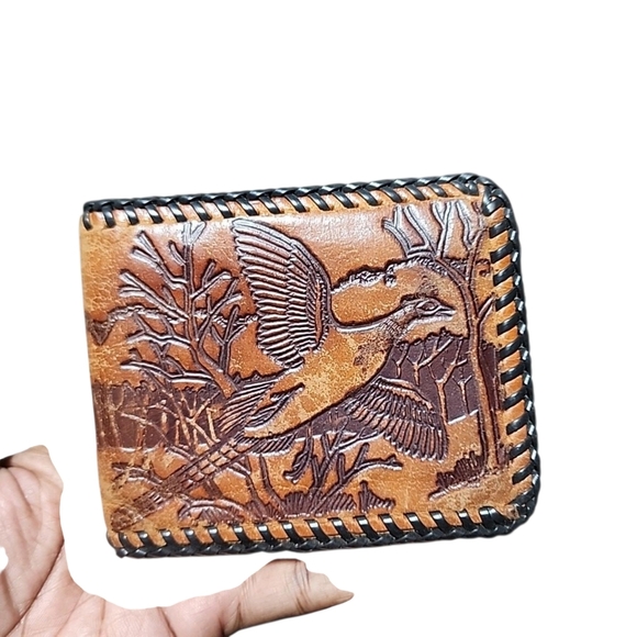 Mens Vintage Leather  Hand Tooled Hunting Scene Wallet - Picture 2 of 4